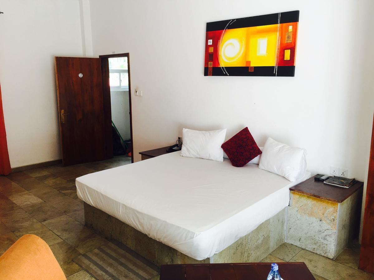 Sleek Hotel Кегал Екстериор снимка