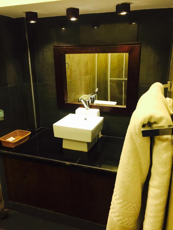 Sleek Hotel Кегал Екстериор снимка