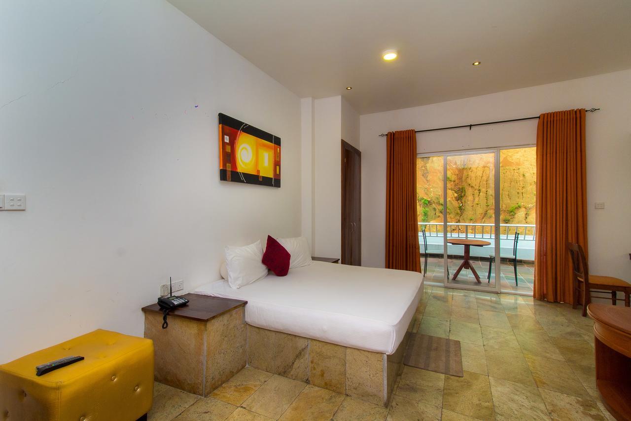 Sleek Hotel Кегал Екстериор снимка