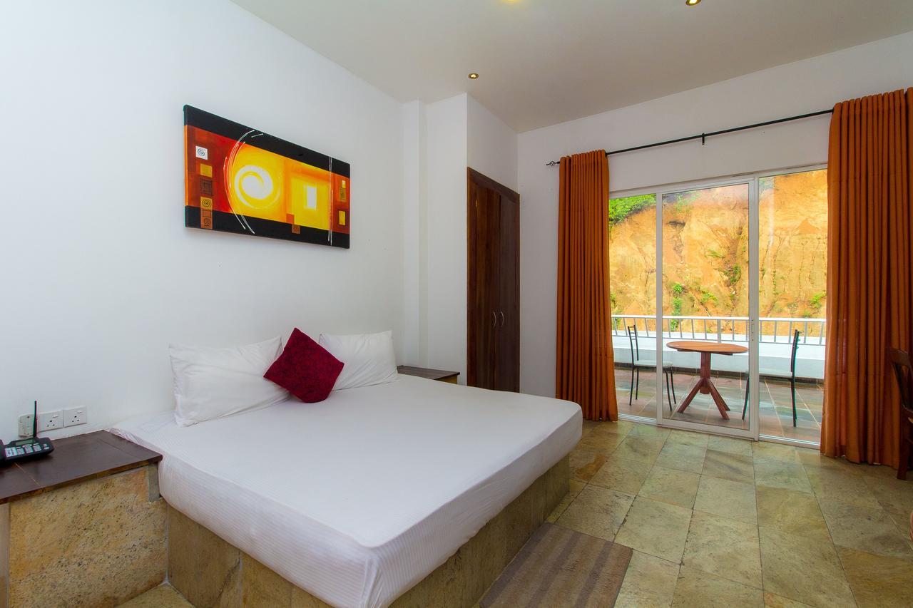 Sleek Hotel Кегал Екстериор снимка